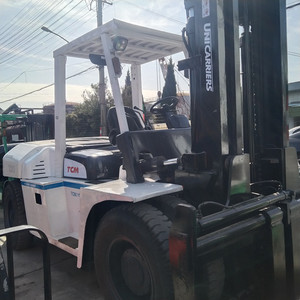 Chariot élévateur lourd d'origine japonaise TCM FD100, capacité de charge nominale de 10 tonnes, moteur diesel Isuzu durable, faible coût de carburant, mât à trois sections. - Product Image 4