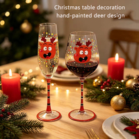 Maßgefertigte Weihnachts-Cartoon-Design Handbemalte Lustige Rentier Vertikal Gerippte Rot-Schwarze Langstiel-Weingläser
