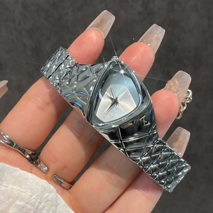 Montre à quartz CILOA tendance avec bracelet en strass, cadran rouge, boîtier pointu, accessoire de mode pour femme - Product Image 4
