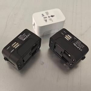 Adaptateur secteur universel noir multifonction tout-en-un pour voyages internationaux avec ports de charge USB Type C - Product Image 3
