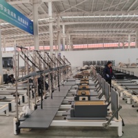 Tour de Pilates Réformateur 2-en-1 Ajustable avec Demi-Trapeces et Barre de Poussée, Cadre en Aluminium pour Entraînement Complet du Corps à Domicile