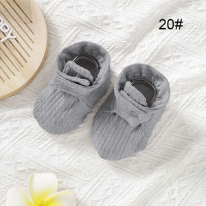 Ensemble hiver nouveau design en coton biologique : moufles réglables et chaussons antidérapants pour bébé - Product Image 2