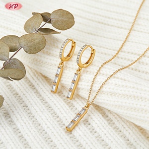 Ensemble collier et boucles d'oreilles en zircon baguette plaqué or 18 carats pour femme, idéal pour mariage, fiançailles, usage quotidien, soirée ou bureau - Product Image 3