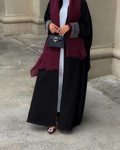 Elegante <span class=keywords><strong>Abaya</strong></span> Nera 2026 di Alta Qualità, Lunga e Modesta con Ricami Floreali sulle Maniche, Abito Musulmano Arabo - Product Image 4