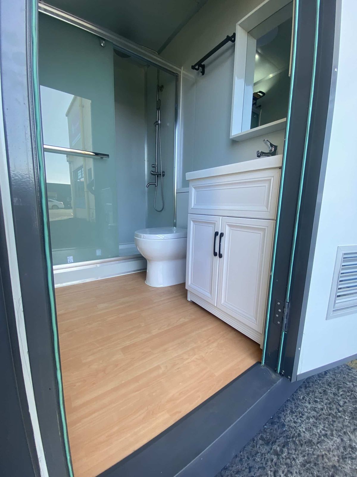 Luxury Portable Restrooms Modern Mobile Toilets Cabin Outdoor Restroom Block Prefab Shower Portable Toilet 6