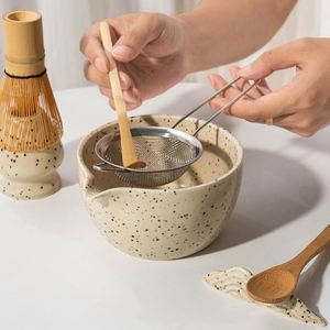 Recuerdo de Boda, Tazón de Té de Cerámica Tradicional con Boquilla, Soporte para Batidor con Diseño de Puntos de Colores, Kit de Matcha Hecho a Mano - Product Image 1