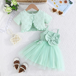 Ensemble deux pièces d'été mignon et décontracté pour bébé fille, respirant, sans manches, avec décoration florale et jupe à bretelles - Product Image 1