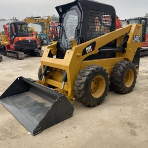 Chargeuse compacte sur pneus Cat 246D d'occasion, 95% neuve, originale, 4x4, petit modèle, prix abordable - Product Image 1