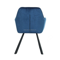 Chaise de salle à manger en velours tufté bleu profond avec accoudoirs élégants et pieds en métal