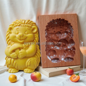 Molde de madera de haya con forma de erizo, pez dorado, oveja, cuco, caballo y gato para galletas y bizcochos - Product Image 1
