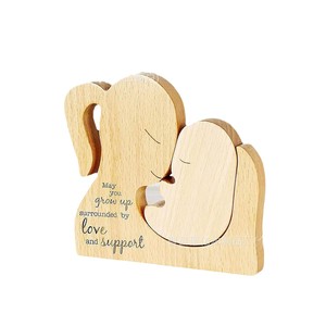 Estatua de madera de madre e hijo, adorno de madera de haya, decoración de escritorio para el día de la madre, regalo, forma irregular - Product Image 2