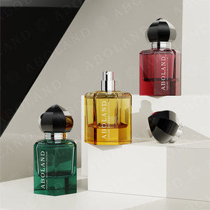 Flacon de parfum de luxe au design nouveau, logo personnalisé et décoration de pompon coloré, flacon de parfum en verre - Product Image 4