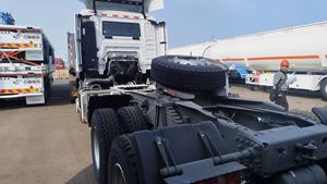 รถบรรทุกหัวลาก SINOTRUCK HOWO 6x4 ดีเซล เกียร์ธรรมดา ระบบกันสะเทือนแบบลม พวงมาลัยซ้าย รับน้ำหนัก 31-40 ตัน ผลิตในจีนใหม่ - Product Image 5