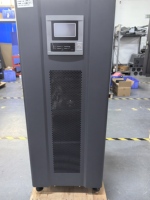 Alimentation sans interruption (ASI) industrielle en ligne 60 kW, triphasée, à double conversion, avec batterie au plomb-acide et protection contre la foudre