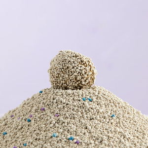 Kostenlose Proben Stark Absorbierende Katzenstreu Leicht zu Reinigen Wenig Streuung Natürlich Klumpende Bentonit-Katzenstreu - Product Image 4