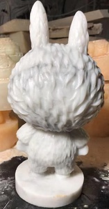 Ornement sculpté en marbre naturel poli Labubu pour villa moderne, imperméable, avec personnage <span class=keywords><strong>de</strong></span> dessin animé gravé - Product Image 6