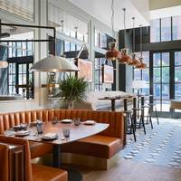 Ensemble de Meubles Commerciaux Haut de Gamme Personnalisés de Luxe pour Restaurant : Banquettes Courbes en Cuir ou Tissu et Table de Salle à Manger