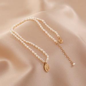 สร้อยคอชุบทอง 14K สำหรับผู้หญิง พร้อมจี้ลูกปัดข้าวธรรมชาติ ดีไซน์เรียบง่าย สายคล้องคอเดี่ยว ประดับเพชรเม็ดหลัก - Product Image 4