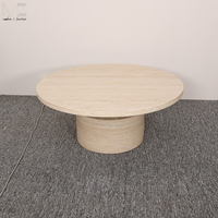 Table basse sculpturale en fibre de verre avec finition imitation pierre, piédestal, table centrale pour salon, pour un intérieur contemporain