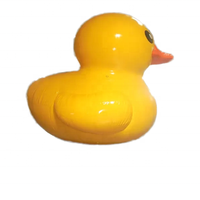 L'eau extérieure joue le grand canard en caoutchouc jaune de modèle gonflable de canard de la publicité pour