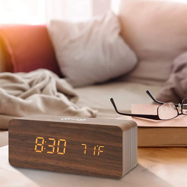 Vente en gros Réveil électronique numérique en bois intelligent Led Horloge numérique en bois de chevet Réveil électronique numérique