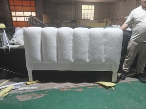 <span class=keywords><strong>Letto</strong></span> di Lusso Rivestito in Tessuto Teddy con <span class=keywords><strong>Testiera</strong></span> Curva Trapuntata Verticale / Design Arrotondato Morbido in Tessuto Sherpa Bianco Crema - Product Image 2