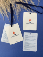 Étiquettes suspendues personnalisées en papier épais imperméable avec lamination brillante, œillets noirs, ruban en polyester et coton à chevrons pour vêtements