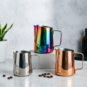 เหยือกตีฟองนมสแตนเลสพร้อมพวยกาแบบมีขีดบอกปริมาณและด้ามจับตามหลักสรีรศาสตร์สำหรับทำกาแฟ - Product Image 2