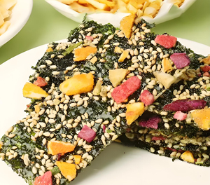 Baked Fruit &amp; <strong>Veggie</strong> Seaweed Crackers | Crunchy Nori Chips with Visible Vegetables | Non-<strong>Fried</strong> Healthy Snack - Product Image 4