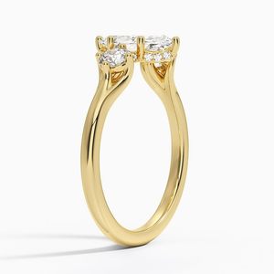 Bague de fiançailles personnalisée pour femme en or jaune 18 carats avec diamant de laboratoire taille marquise et diamants latéraux, style classique - Product Image 4