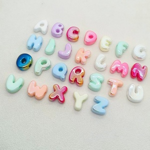 <span class=keywords><strong>Perles</strong></span> acryliques alphabet de couleur unie, revêtement UV, forme irrégulière, trou traversant, pour la fabrication de sangles de téléphone, chaînes de sac, artisanat, vente en gros - Product Image 1