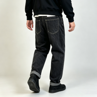 Jean fuselé noir délavé pour homme, pantalon en denim foncé avec surpiqûres contrastées, cinq poches, passants de ceinture et rivets, idéal pour le streetwear