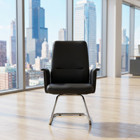 Chaise de conférence minimaliste en cuir synthétique noir, dossier plat fendu, base en traîneau chromé poli, chaise fixe pour négociations et invités