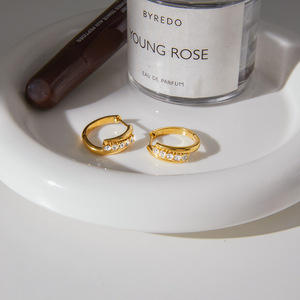 Boucles d'oreilles Huggie forme géométrique en acier inoxydable 18K avec strass blancs sertis en canal, bijoux cadeau - Product Image 4