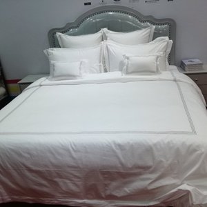 Juego de Ropa de Cama de Satén 100% Algodón Natural - Funda de Edredón y Fundas de Almohada con Bordado de Líneas - Product Image 2