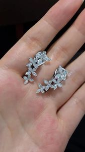 Boucles d'oreilles clous papillon en or 14 carats avec diamant de laboratoire serti clos, certifiées IGI, bijoux indiens pour mariages et cadeaux de fête - Product Image 4