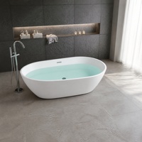 Baignoire d'angle compacte en acrylique blanche à encastrer avec robinet inclus pour petite salle de bain intérieure moderne