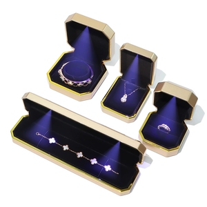 Boîte à bijoux rectangulaire de luxe sur mesure EVERWIN avec motif carré, éclairage LED et doublure en velours, disponible en OEM/ODM - Product Image 4