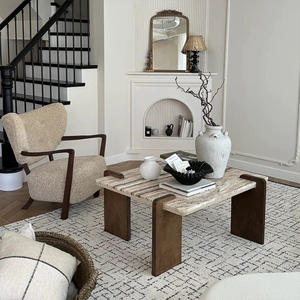 שולחן קפה מרובע בסגנון רטרו צרפתי, עשוי אבן טרוורטין בצבע טירמיסו קרמי, עם רגלי עץ, מתאים לסלון קטן בדירה. - Product Image 5