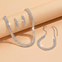 Conjunto de Joyería de Lujo Ligero y Romántico de Tres Piezas: Collar, Pendientes y Pulsera de Aleación con Cadenas Finas para Regalo de Boda