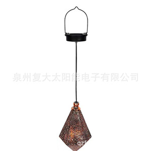 Lampe suspendue solaire en forme de diamant en fer, éclairage de jardin extérieur à LED avec panneau solaire et batterie inclus - Product Image 5
