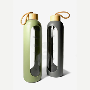 Bouteille d'eau en verre borosilicate avec manchon en silicone sans BPA de 1000 ml, couvercle en bambou avec impression de marquage du temps - Product Image 1