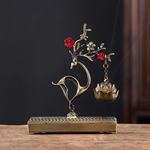 Brûleur d'encens décoratif chinois en alliage, motif Nuage porte-bonheur créatif, avec des éléments de fleurs de prunier, de cerf suspendu et de cerf en vol arc-en-ciel - Product Image 4