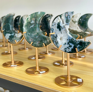Vente en gros de pierres précieuses énergétiques naturelles, sculpture de <span class=keywords><strong>pierre</strong></span> de lune, base dorée, agate mousse, sculpture de cristal de lune pour la décoration de la maison - Product Image 2