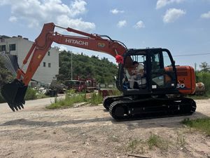 Excavatrice sur chenilles Hitachi ZX130 6A, puissante pelle hydraulique de 13 tonnes avec technologie de pointe, moteur et boîte de vitesses à faible consommation de carburant - Product Image 4