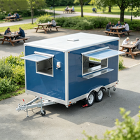 Remorque de restauration mobile avec fenêtre de service, four à pâtisserie et comptoir pour la vente de bretzels sur le marché de nuit de Berlin