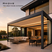 Pergola motorisée à lames orientables en aluminium RKOVE avec murs coulissants en verre pour restaurant urbain sur toit, repas en plein air au Canada