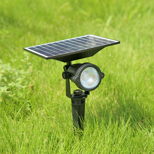 Lampe LED solaire avec pic, éclairage d'extérieur à large faisceau, idéal pour un jardin ou un sentier, 4 unités - Product Image 1