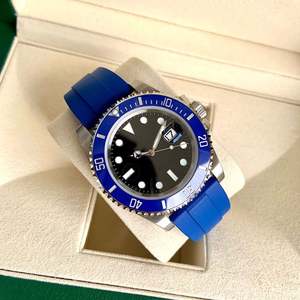 Montres automatiques mécaniques de plongée pour hommes avec bracelet en caoutchouc bleu et cadran noir avec fenêtre de date, montre marine avec lunette rotative - Product Image 2