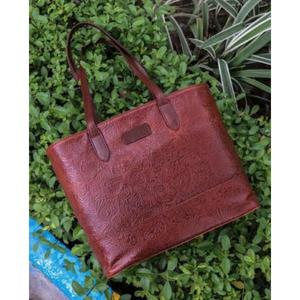 Sac à main élégant pour femme en similicuir, sac à bandoulière tendance avec accent pompon et fermeture éclair sécurisée pour le shopping et les voyages - Product Image 6